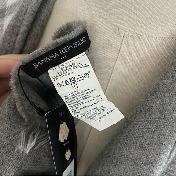 Banana Republic NWT Grey White Plaid Poncho OS - Picture 8 of 9